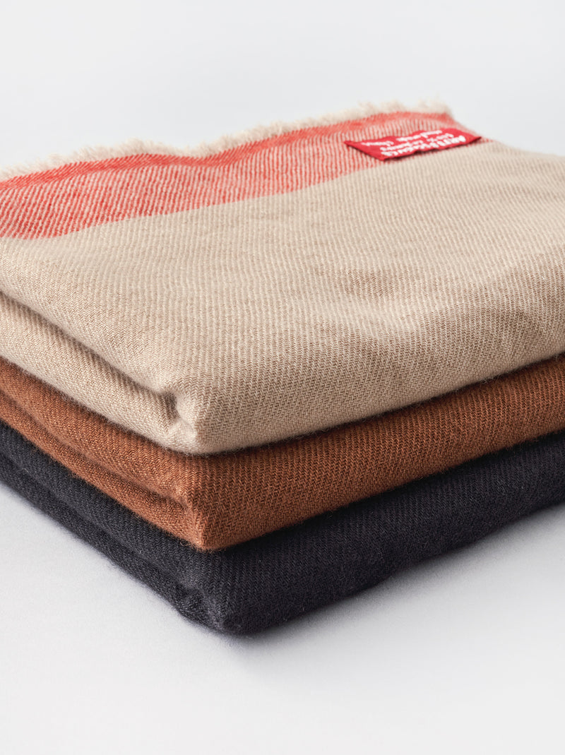 Edge combi color shawl