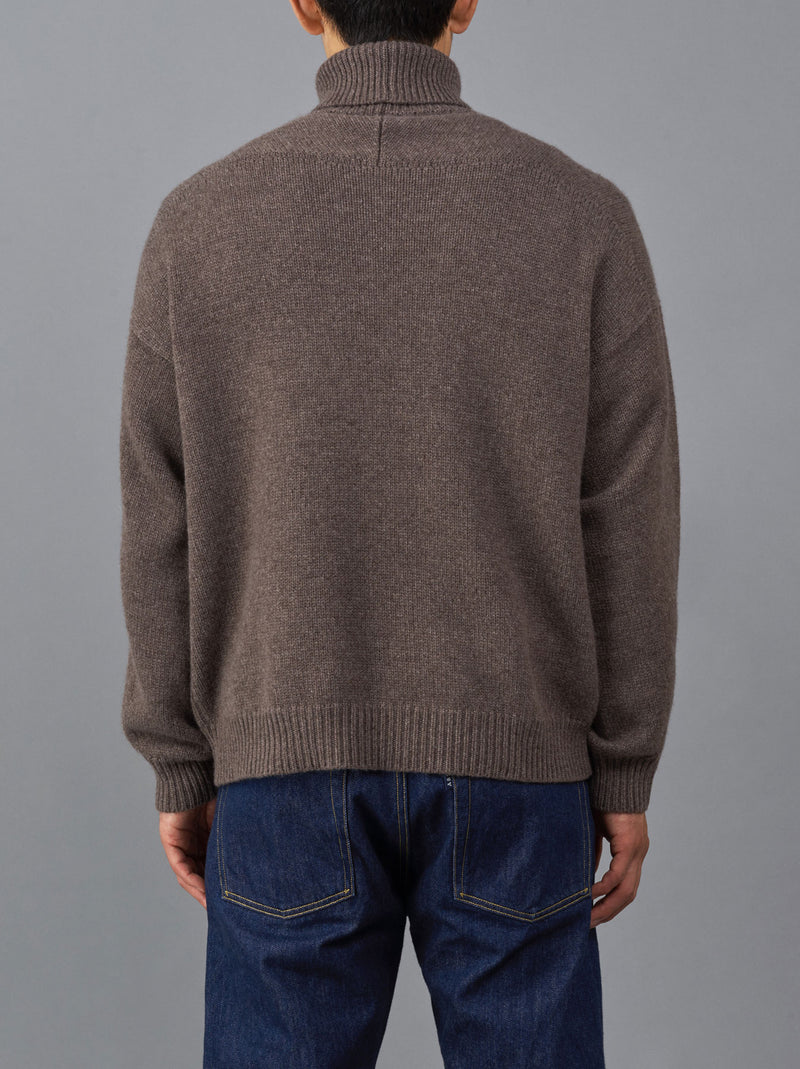 Back line turtle sweater